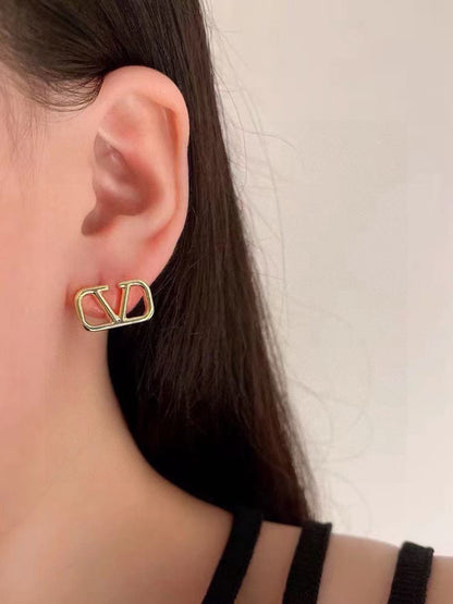 [lume Jewelry]Gold V-shaped stud earrings