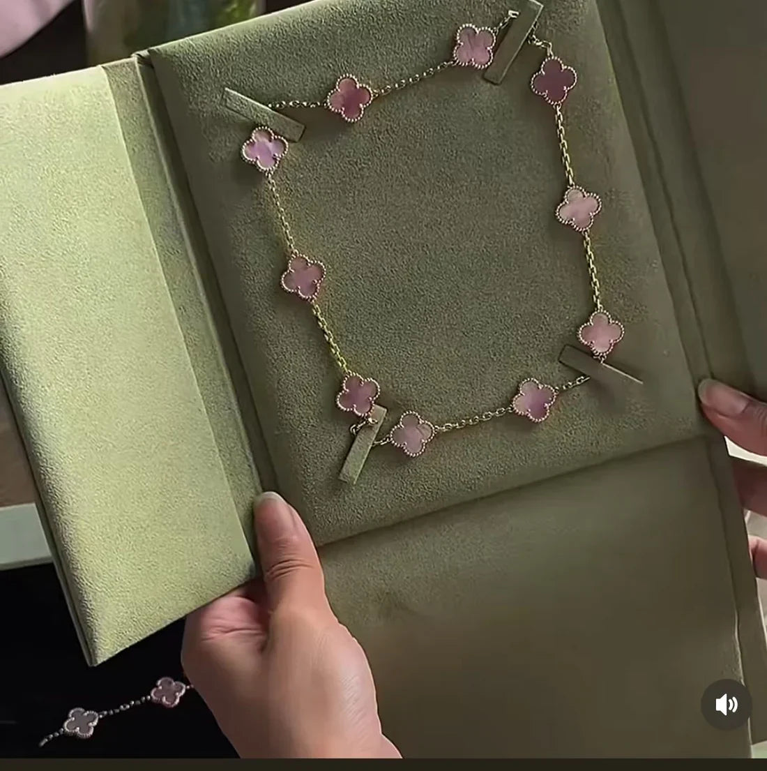 [lume Jewelry] Pink Necklace with Ten Clover Designs