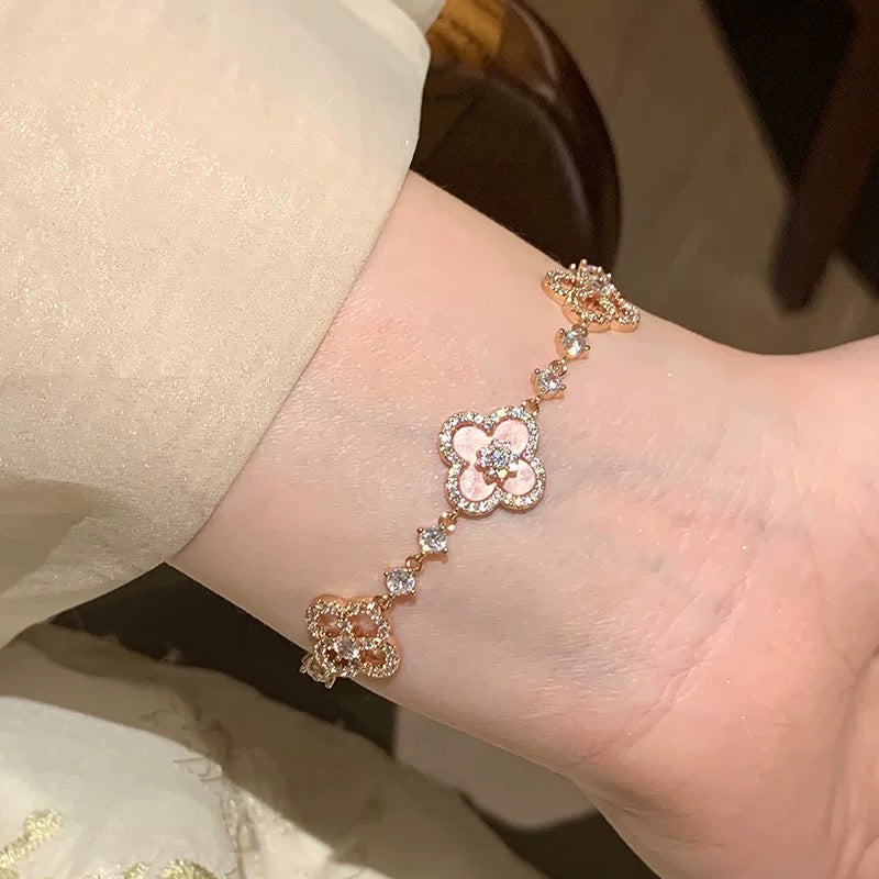 ¡®lume Jewelry¡¯CLOVER 5 MOTIF PINK BLUE RED WHITE BRACELET