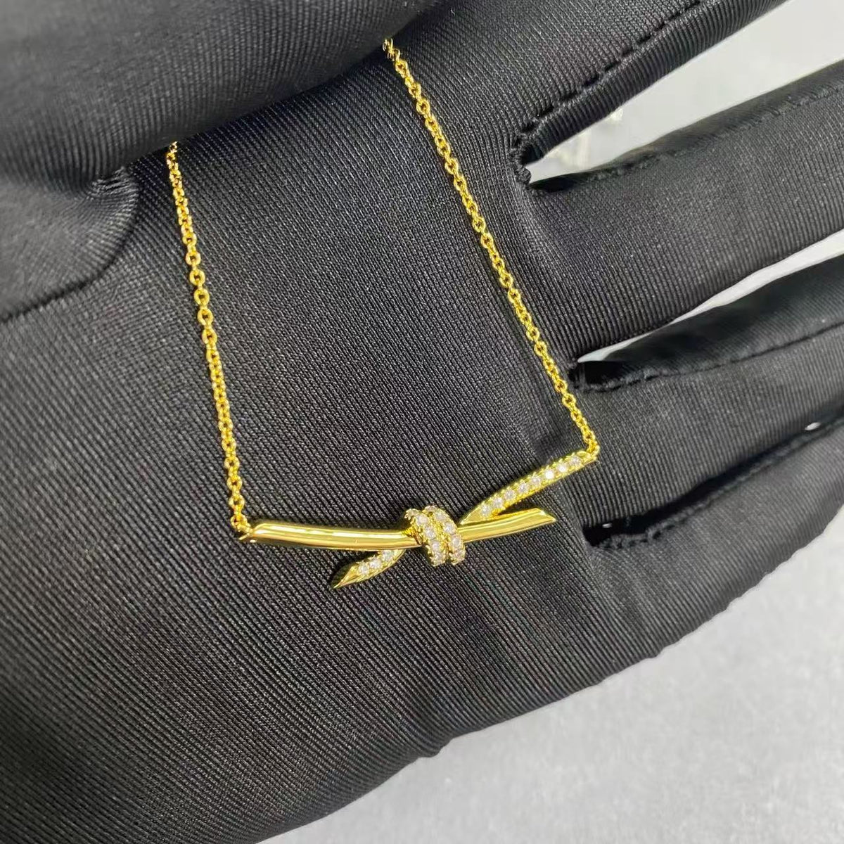 [lume Jewelry]T House Diamond-Studded Knot Necklace