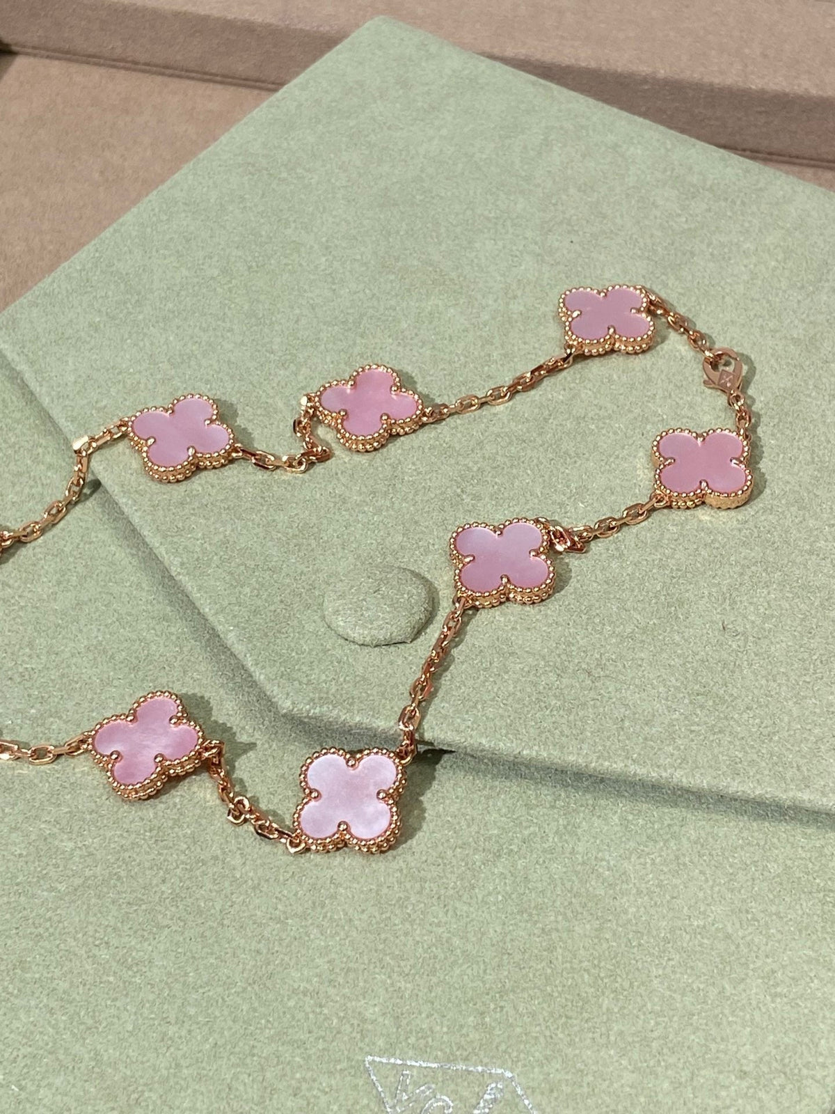 [lume Jewelry] Pink Necklace with Ten Clover Designs