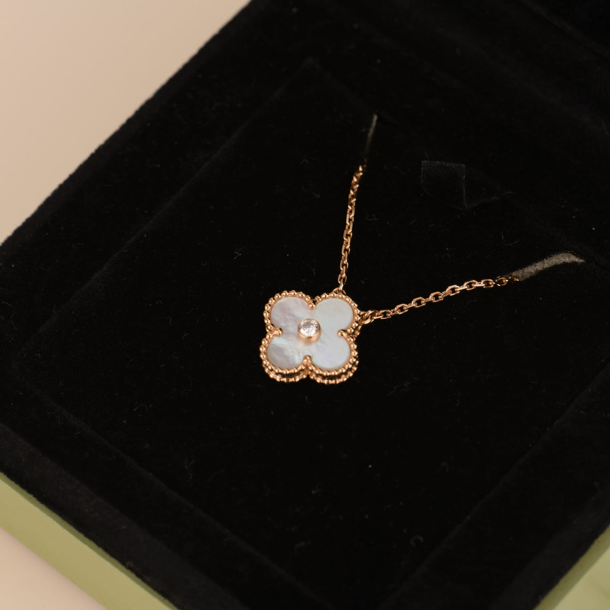 ¡®lume Jewelry¡¯CLOVER 15MM DIAMOND WHITE FRITILLARIA NECKLACE