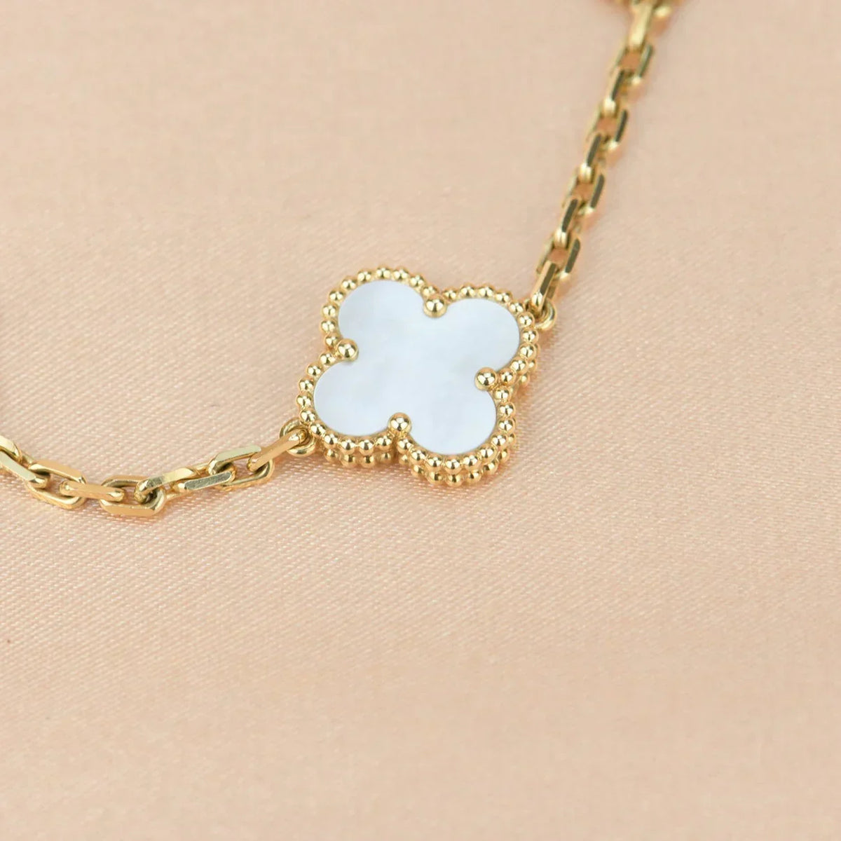 [lume Jewelry]New CLOVER WHITE PEARL MOP 5 MOTIF BRACELET COLLECTION