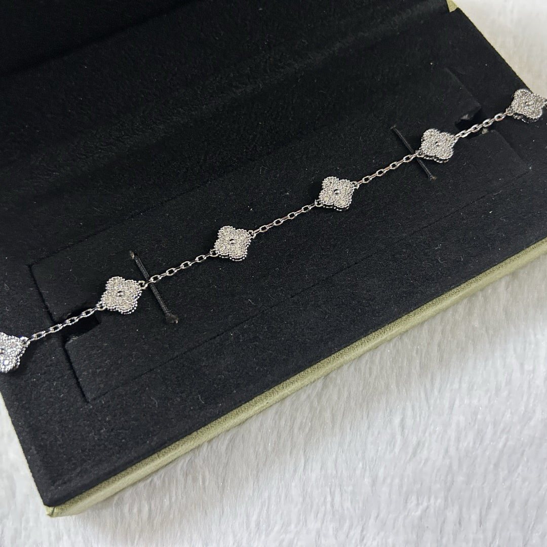 [lume Jewelry]New CLOVER 6 MOTIF DIAMOND BRACELET