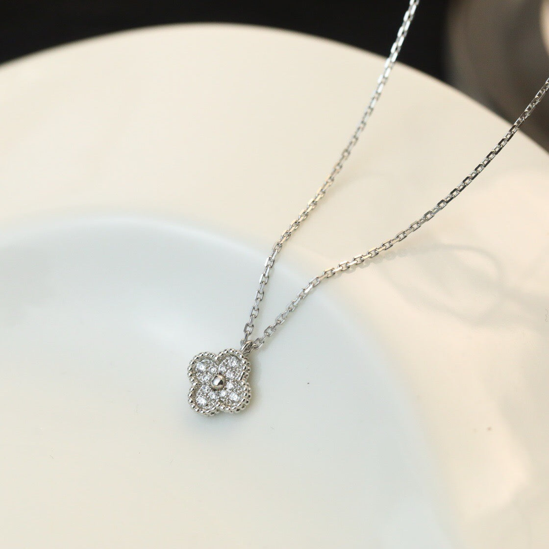 ¡®lume Jewelry¡¯CLOVER MINI 9.5MM PENDANT DIAMOND NECKLACE