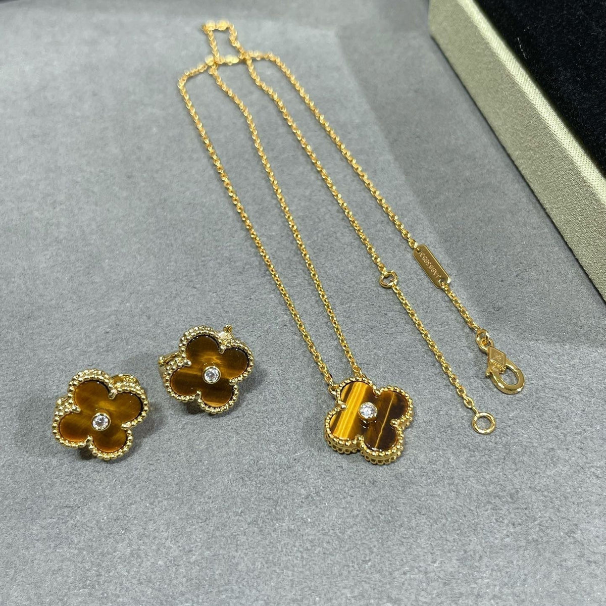 ¡®lume Jewelry¡¯CLOVER 15MM DIAMOND AND YELLOW TIGER'S EYE AGATE necklace