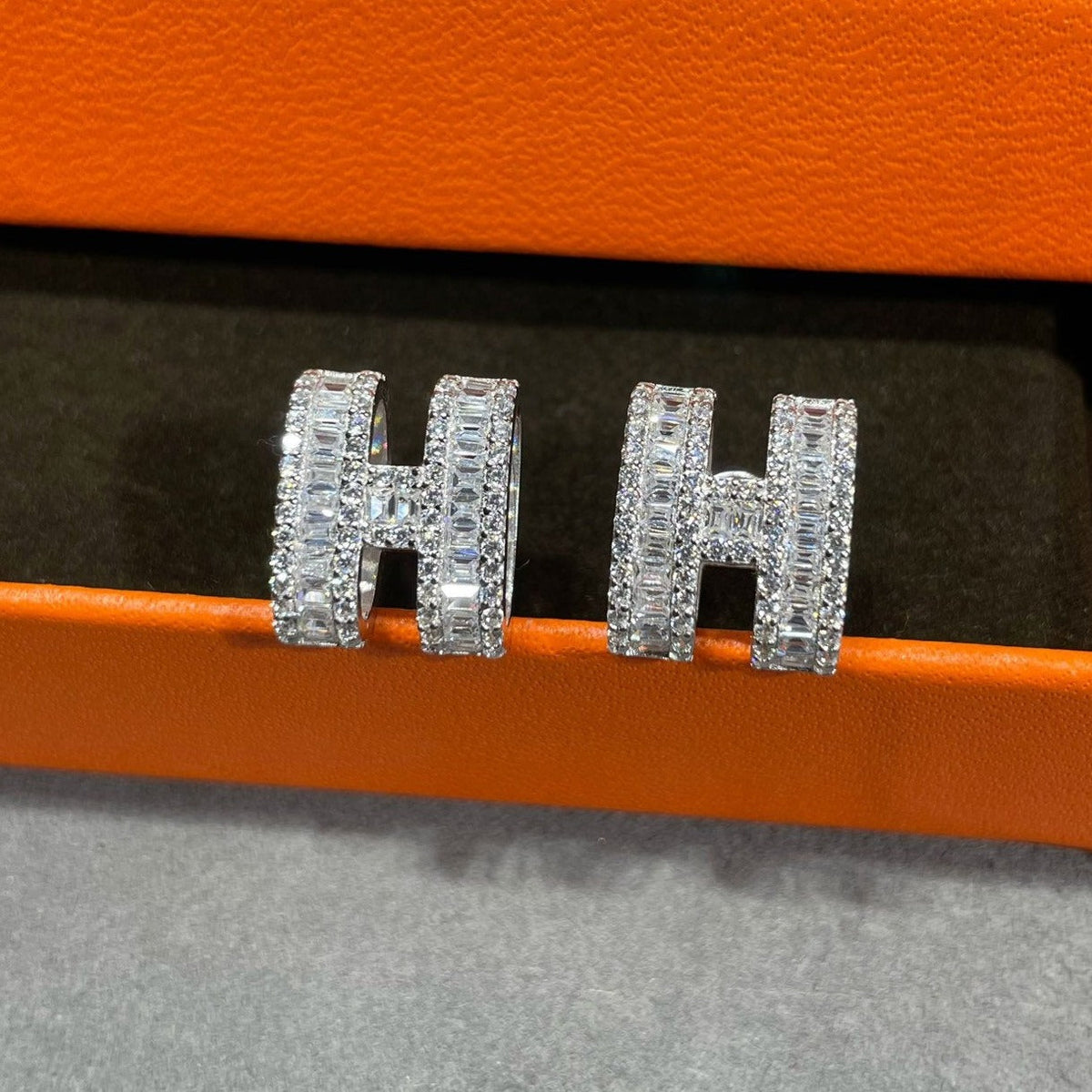 ¡®lume Jewelry¡¯H STUD EARRINGS WITH SILVER DIAMONDS