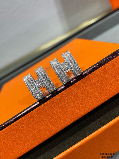 ¡®lume Jewelry¡¯H STUD EARRINGS WITH SILVER DIAMONDS