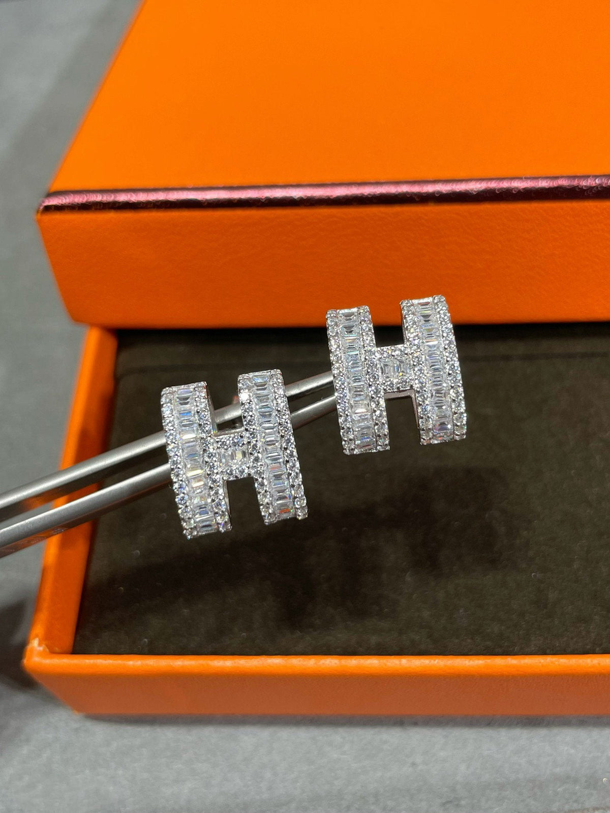 ¡®lume Jewelry¡¯H STUD EARRINGS WITH SILVER DIAMONDS