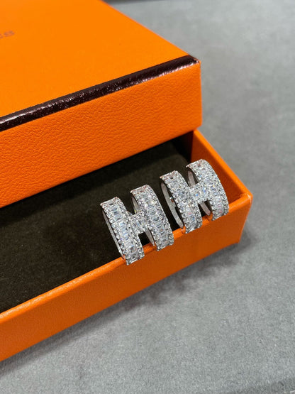 ¡®lume Jewelry¡¯H STUD EARRINGS WITH SILVER DIAMONDS