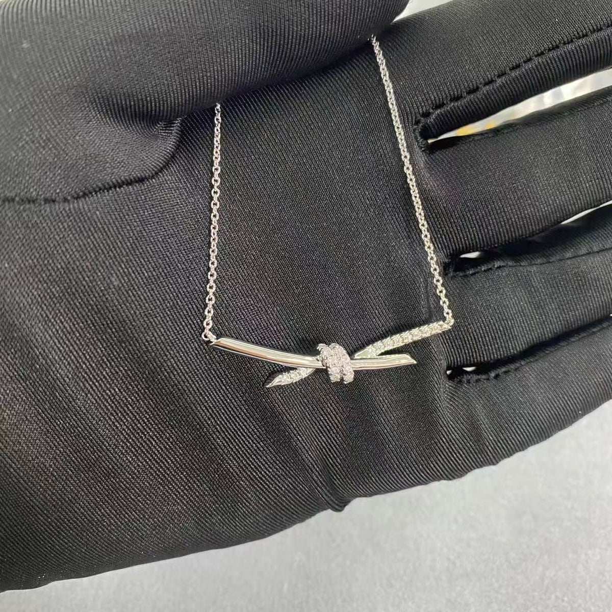 [lume Jewelry]T House Diamond-Studded Knot Necklace