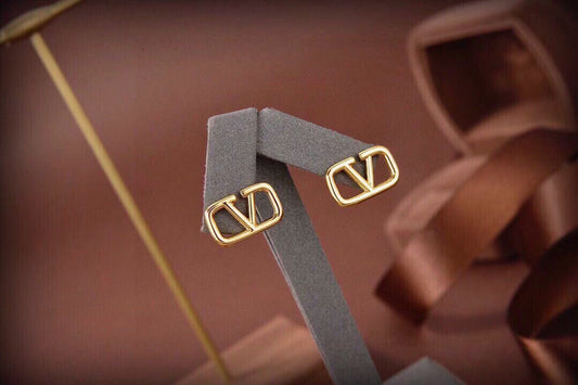 [lume Jewelry]Gold V-shaped stud earrings