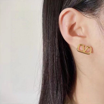 [lume Jewelry]Gold V-shaped stud earrings