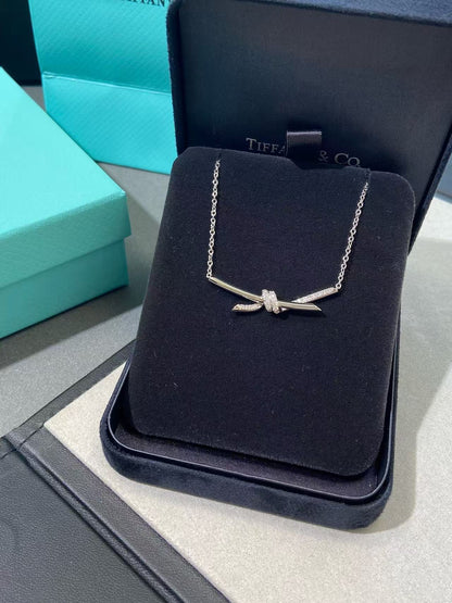 [lume Jewelry]T House Diamond-Studded Knot Necklace