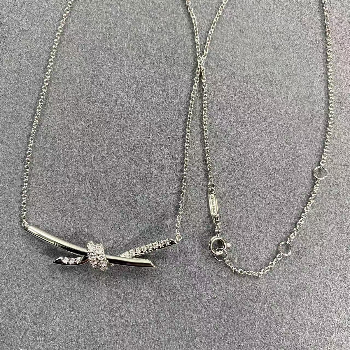 [lume Jewelry]T House Diamond-Studded Knot Necklace