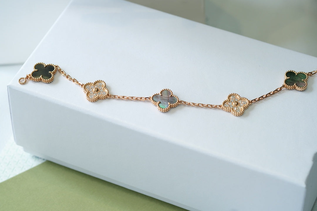 [lume Jewelry]New CLOVER 5 MOTIF GRAY MOP BRACELET COLLECTION