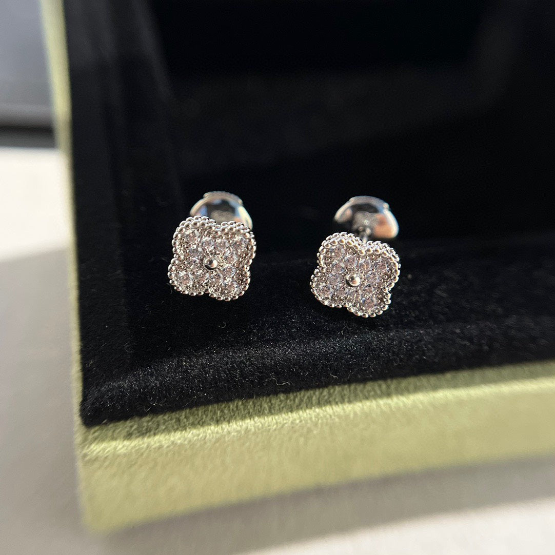 ¡®lume Jewelry¡¯CLOVER MINI DIAMOND STUD EARRINGS